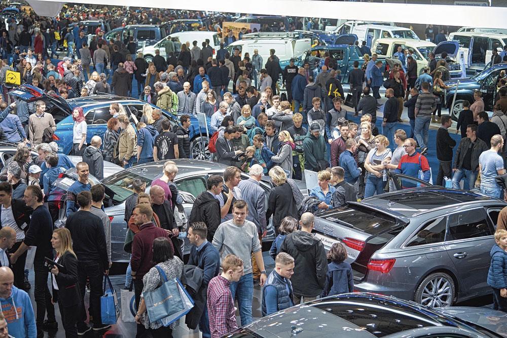 Dans les allées du 98e Salon de l'auto de Bruxelles, le big bang de l'industrie automobile est visible comme jamais.