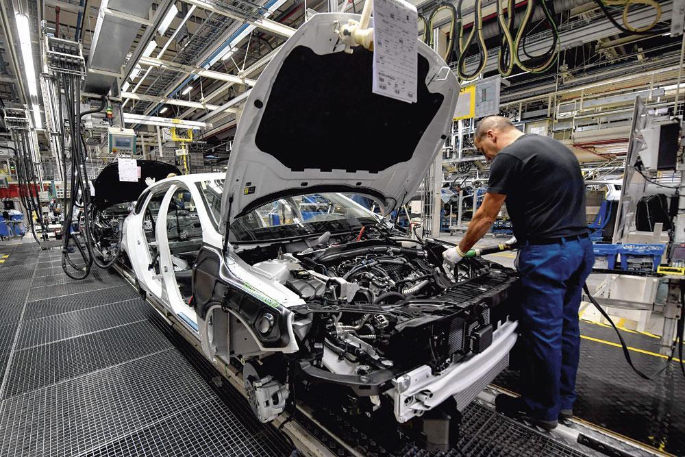 L'industrie automobile multiplie les innovations, mais redoute un trou d'air des ventes en 2020.