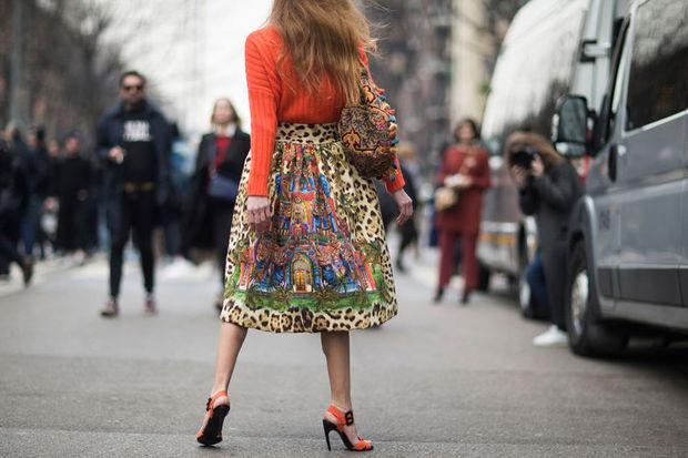 Moment crucial pour les blogueurs mode: afficher son style dans la rue, surtout à Milan