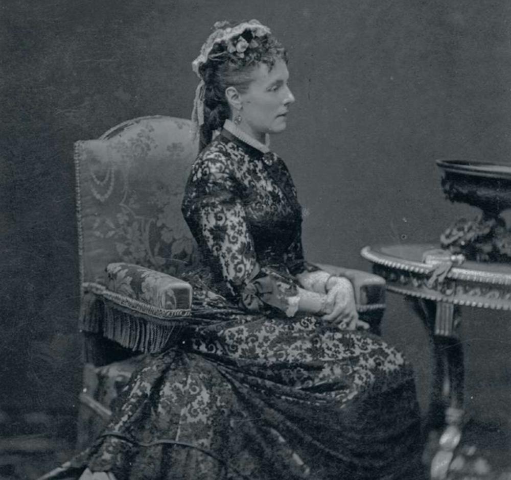 Marie-Henriette, vers 1875. Bien que délaissée, elle s'inquiète de l'état de son mari, plongé dans ses desseins africains.