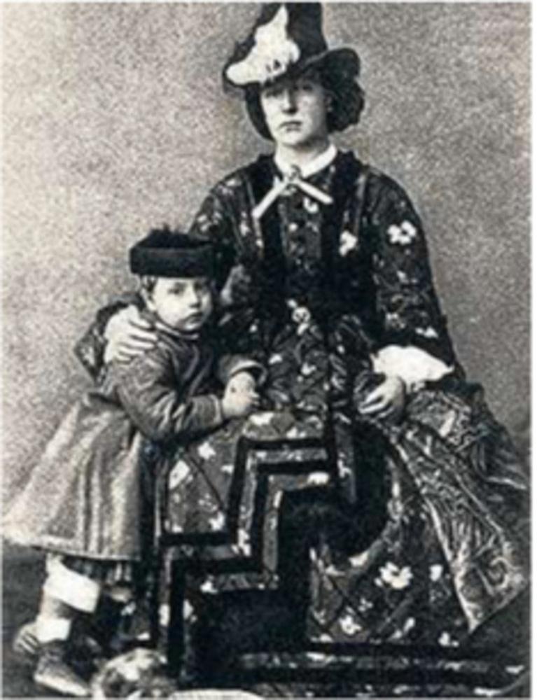 La reine avec son fils Léopold (décédé à 9 ans d'une pneumonie).