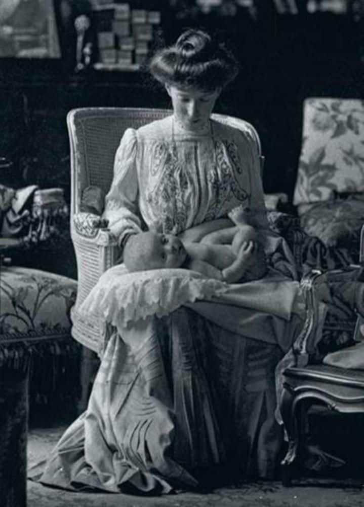 Élisabeth et son second fils, le prince Charles, en 1903.