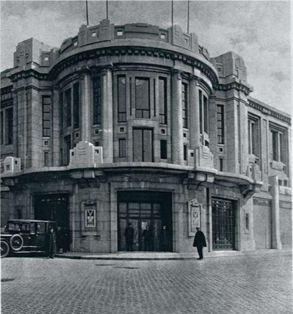 En 1928 s'achève la construction du Palais des Beaux-Arts. Les souverains rêvaient d'un somptueux édifice pour mettre les artistes en valeur.