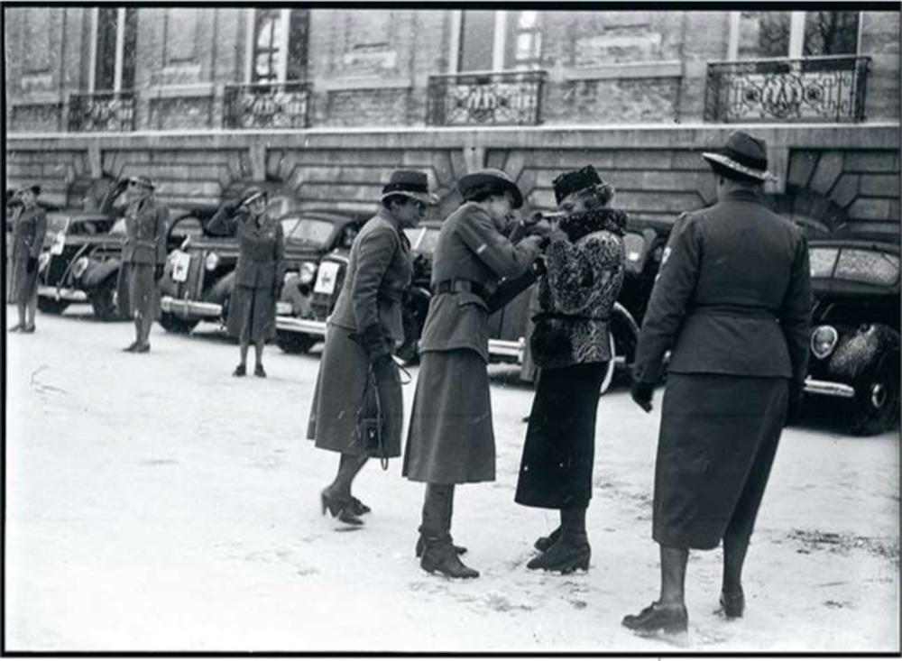Début 1940, Laeken. Élisabeth passe en revue les conductrices volontaires de la Croix-Rouge de Belgique.