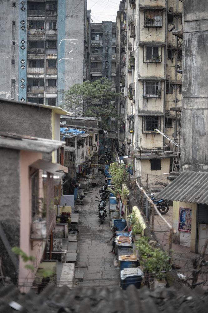 Une rue de Dharavi, le deuxième plus grand bidonville d'Asie, au coeur de Mumbai. Il compterait  aujourd'hui un million d'habitants,  soit une densité de 17 000 habitants par km2.