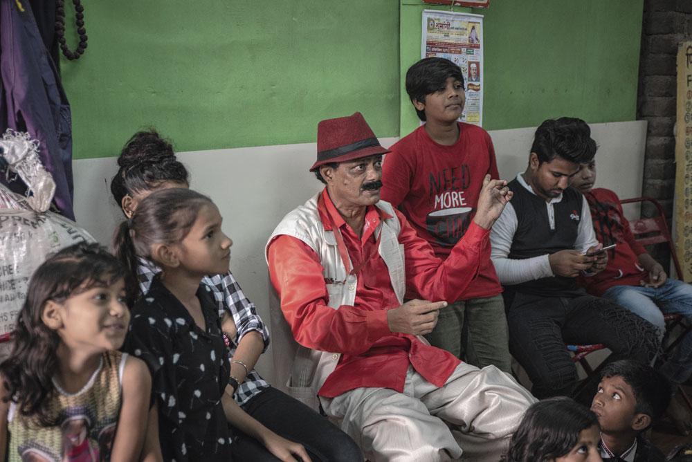 Baburao donne des instructions à l'un de ses élèves  et l'entraîne à passer des auditions.
