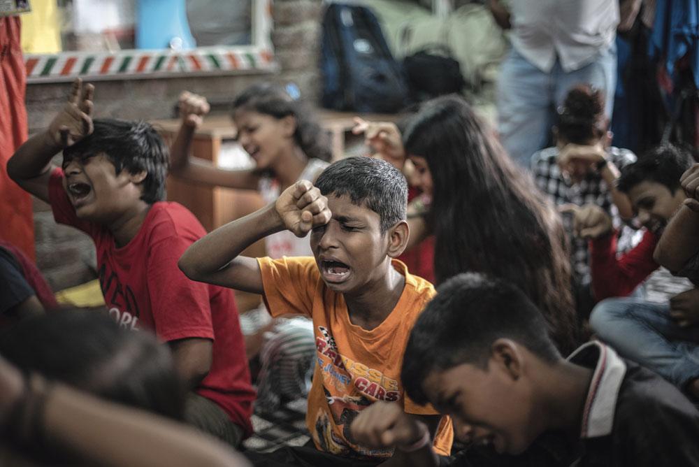 Usant de mimiques très exagérées propres au style  Bollywood, les élèves s'exercent à enchaîner différentes émotions: tristesse, colère ou joie.