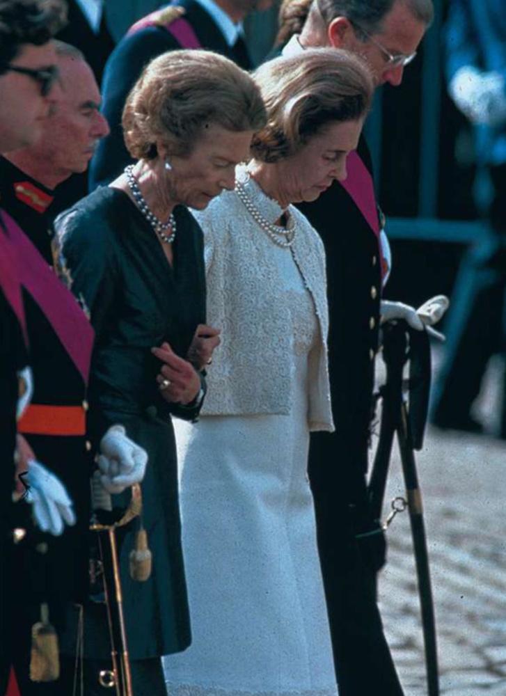 7 août 1993. La reine Fabiola choisit de s'habiller en blanc pour les funérailles du roi Baudouin.