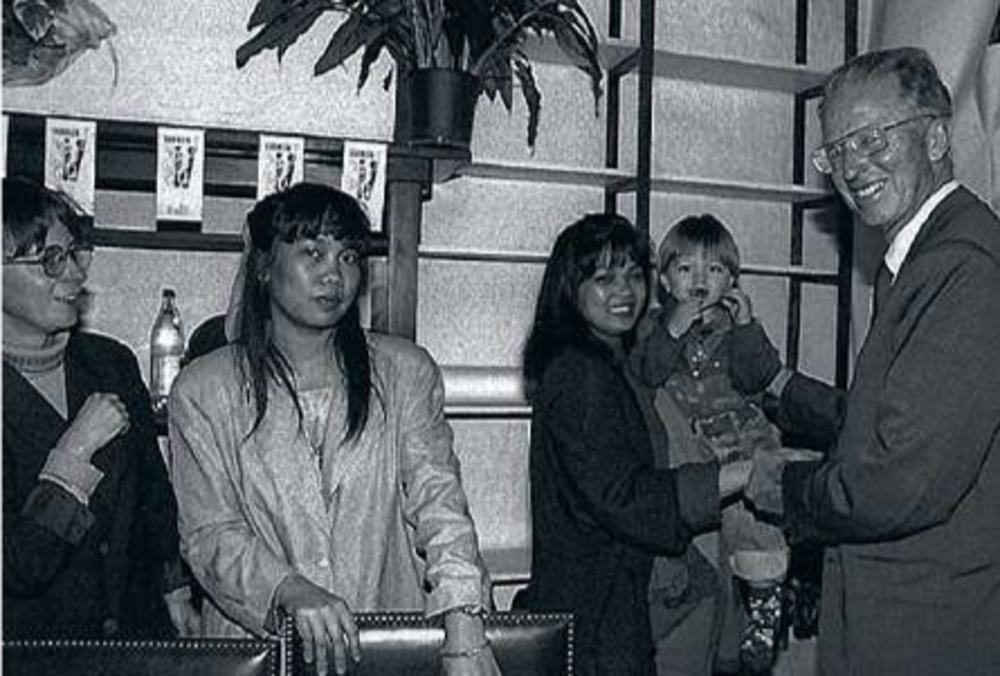 1992, Anvers. Le roi Baudouin visite Payoke, refuge et centre de conseils pour les victimes de la traite des êtres humains.