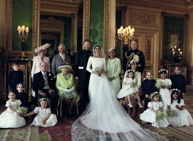 19 mai 2018. Deux jours après le mariage du prince Harry avec l'actrice Meghan Markle, le palais de Kensington a publié la nouvelle photo officielle de la famille royale britannique, prise au château de Windsor, où Meghan porte une robe Givenchy.