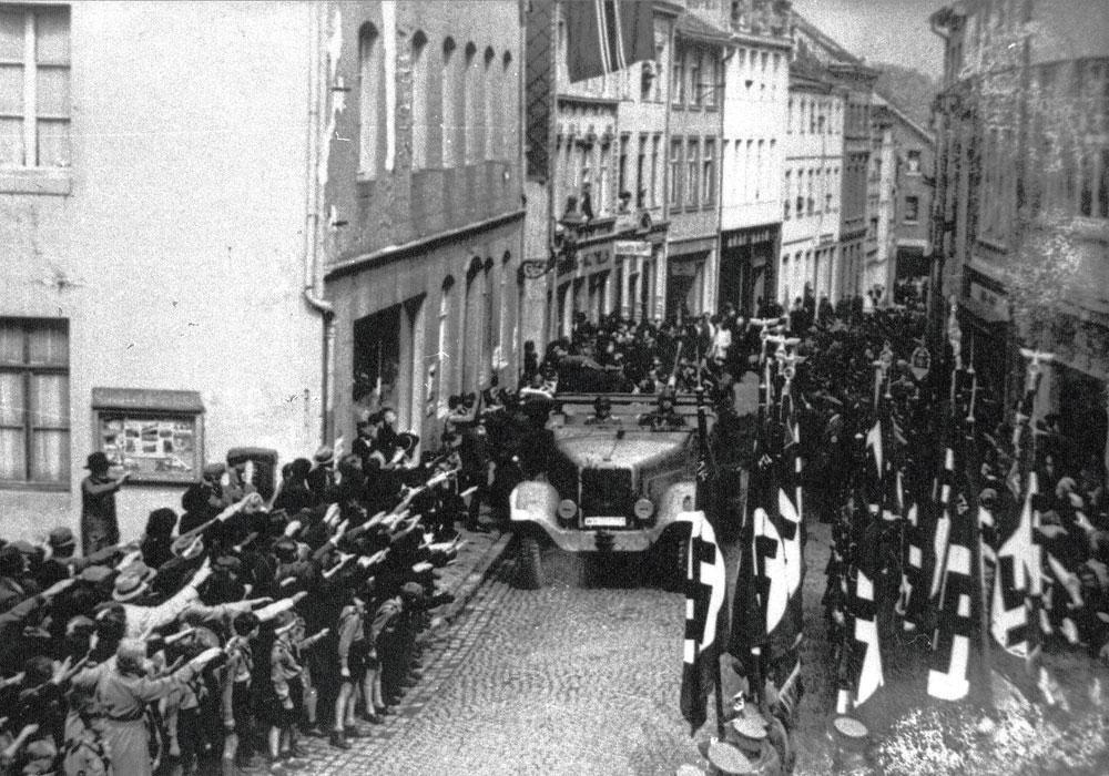 Lorsque les Allemands déboulent en mai 1940, ils sont aussi reçus en libérateurs dans les cantons de l'Est.