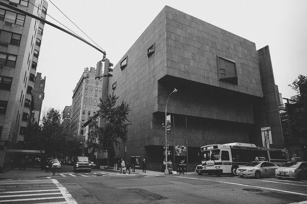Le bâtiment abritant le Whitney Museum de New York jusqu'en 2015, conçu par Marcel Breuer en 1966 