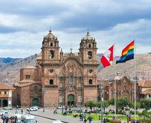 Edifiée sur le palais de l'empereur inca, la cathédrale de Cuzco borde la place d'Armes.