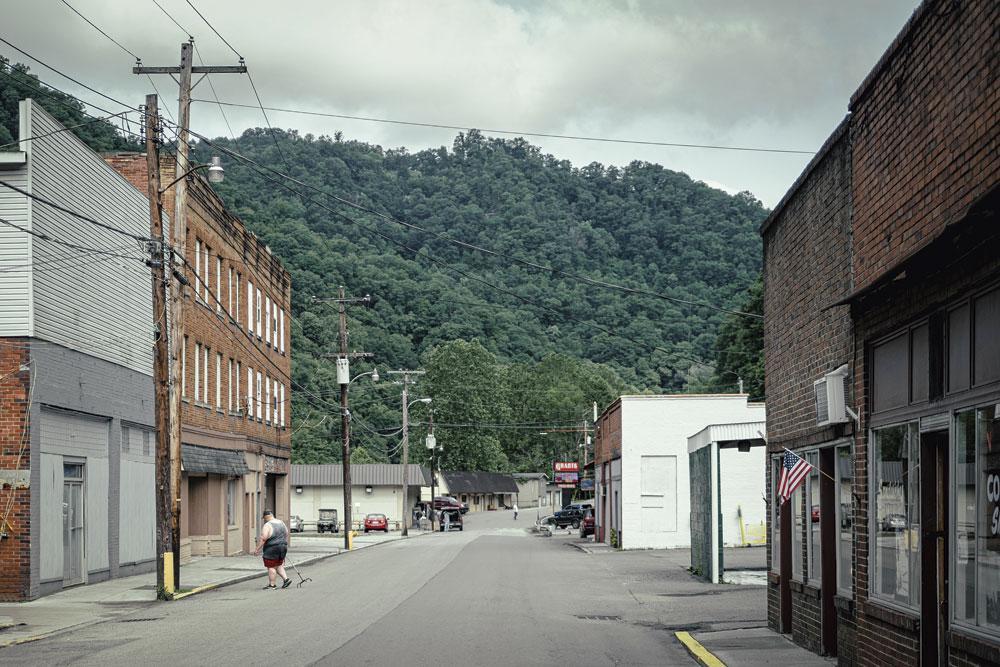 La rue principale de la petite cité de Virginie-Occidentale qui abrite l'église de Chris est déserte. Dans la région, à la suite de la crise du charbon des années 1980, la plupart des villes sont marquées par le dépeuplement, l'éclatement des familles, la toxicomanie et un taux élevé d'emprisonnement.