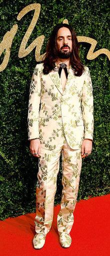 Une attitude empruntée aussi par Alessandro Michele, low profile lors des défilés Gucci mais n'hésitant pas enfiler une de ses pièces flamboyantes à d'autres occasions.