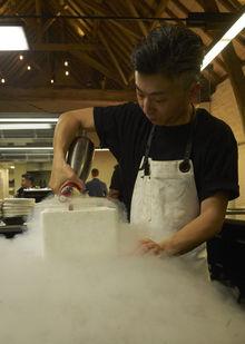 Richie Lin prépare de la poudre gelée de crème fraîche, avec de l'azote liquide 