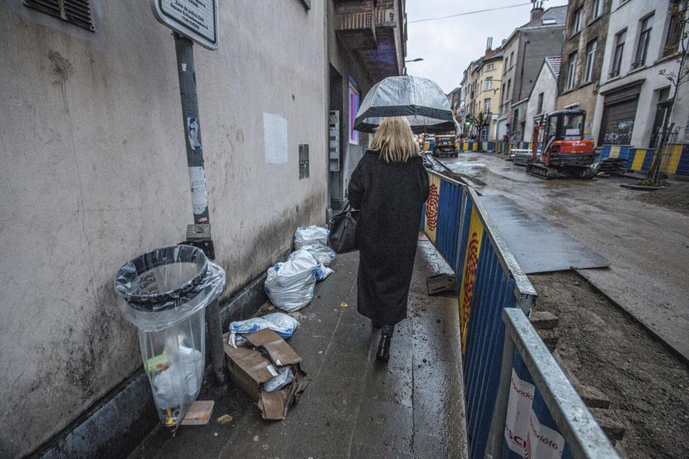 La rue de la Prairie à moitié ouverte, les trottoirs débordant de saleté : un quartier insécurisant.