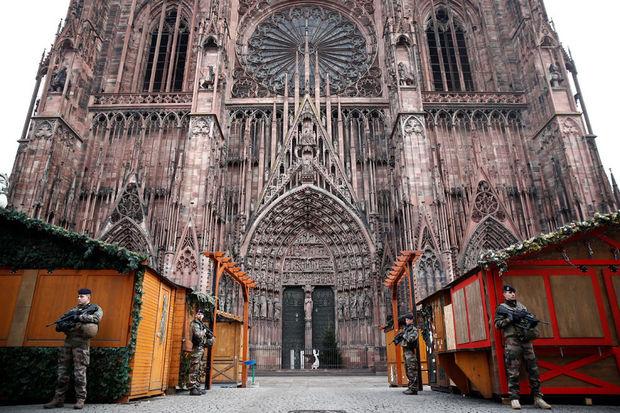 Au pied de la fameuse cathédrale de Strasbourg 