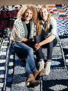 Derrière Carpet of Life, deux soeurs, Marion et Hendrikje Meyvis.