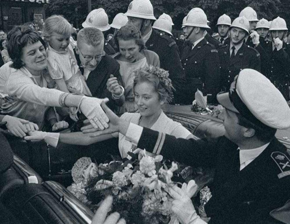 8 juin 1959. En tournée dans la capitale, la princesse Paola et le prince Albert saluent la foule.