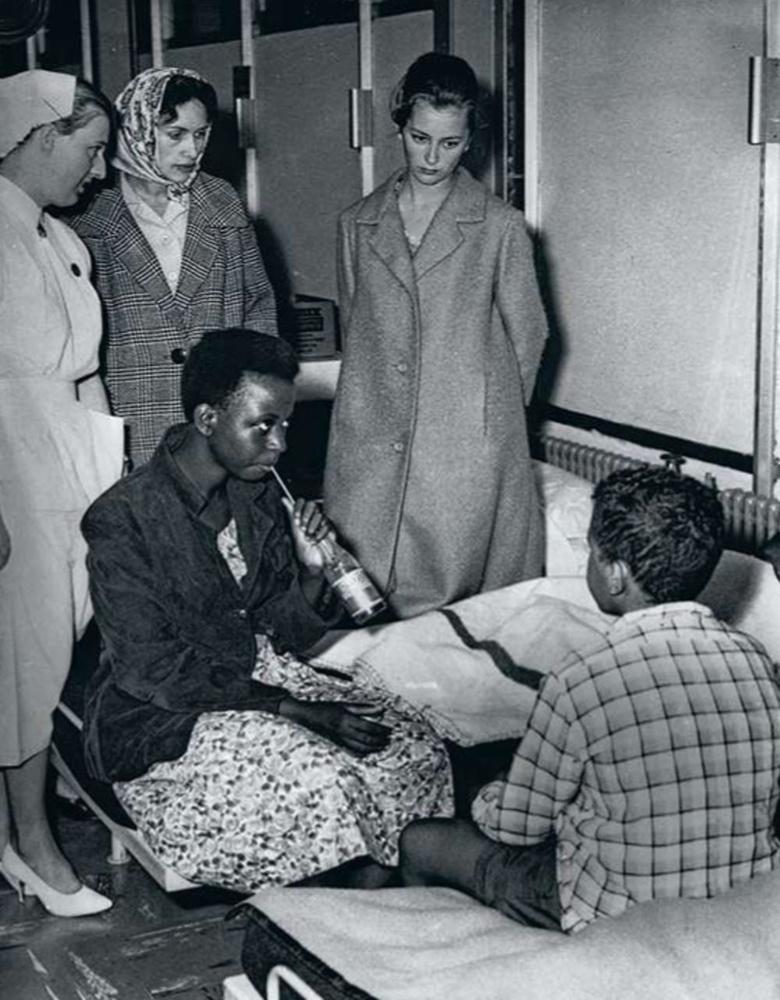 14 juillet 1960. La princesse Paola visite des réfugiés congolais qui ont dû fuir leur pays.