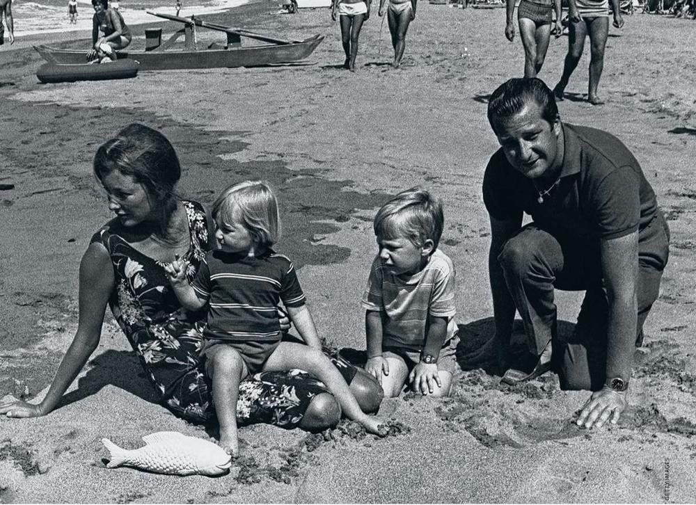 Août 1964. En famille, avec la princesse Astrid et le prince Philippe, sur la plage de Forte dei Marmi, en Italie.