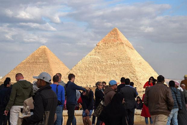 La frénésie touristique reprend ses droits autour des pyramides de Guizeh, au lendemain d'un attentat
