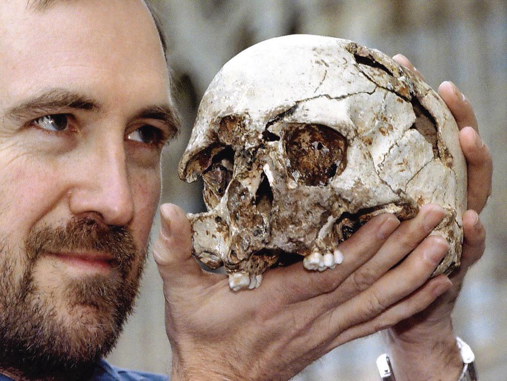 En exploitant des séquences ADN présentes dans les os du crâne de Cheddar Man, mort il y a 10 000 ans environ, les chercheurs ont pu lui redonner un visage.