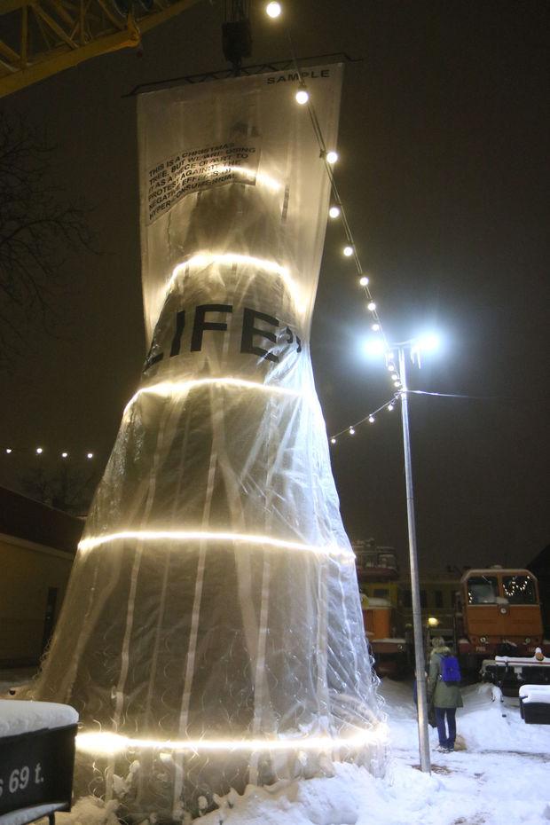 Des artistes lituaniens dénoncent la surconsommation en emballant un sapin dans un sac géant
