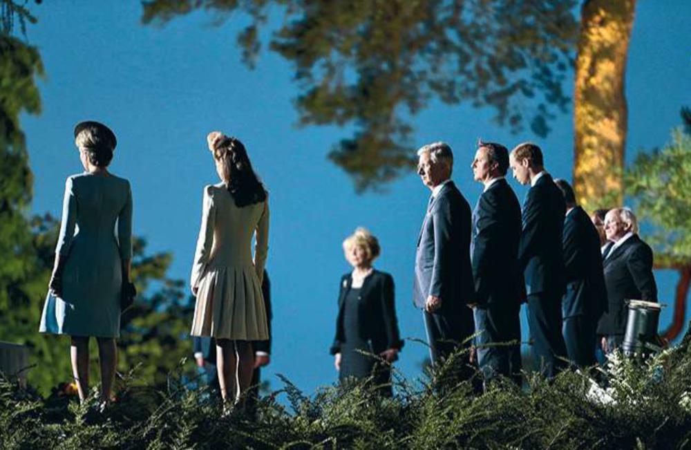 4 août 2014. La reine Mathilde, Catherine, duchesse de Cambridge, le roi Philippe, le Premier ministre David Cameron et le prince William, à la cérémonie du cimetière militaire de Saint-Symphorien, pour le 100e anniversaire de la déclaration de guerre de la Grande Bretagne à l'Allemagne.