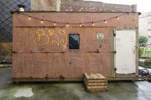 Crab Club et son étrange cabane de chantier récupérée suite à un hommage du théâtre KVS à Solidarnosc.