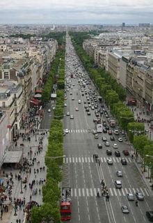 A Paris, les Champs Elysées se piétonnisent aussi (un peu)
