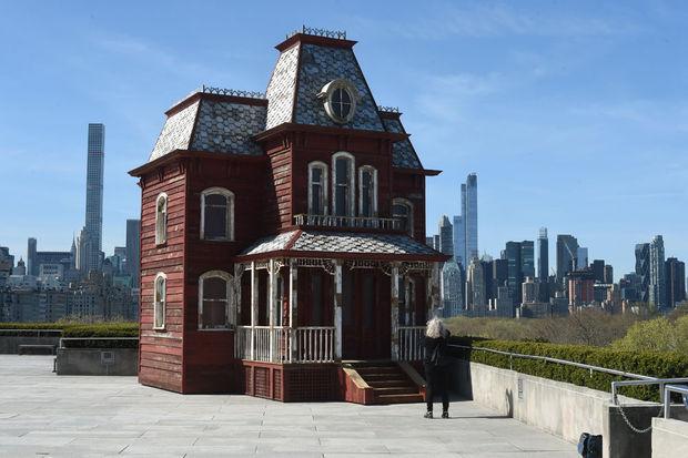 L'inoubliable maison du film Psychose sur le toit d'un musée de New York