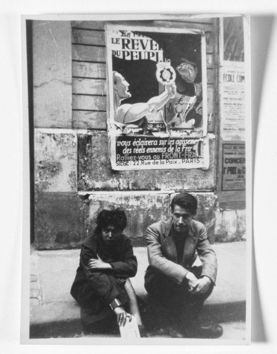 Régine Raufast et Christian Dotremont dans les rues de Paris, en 1941.