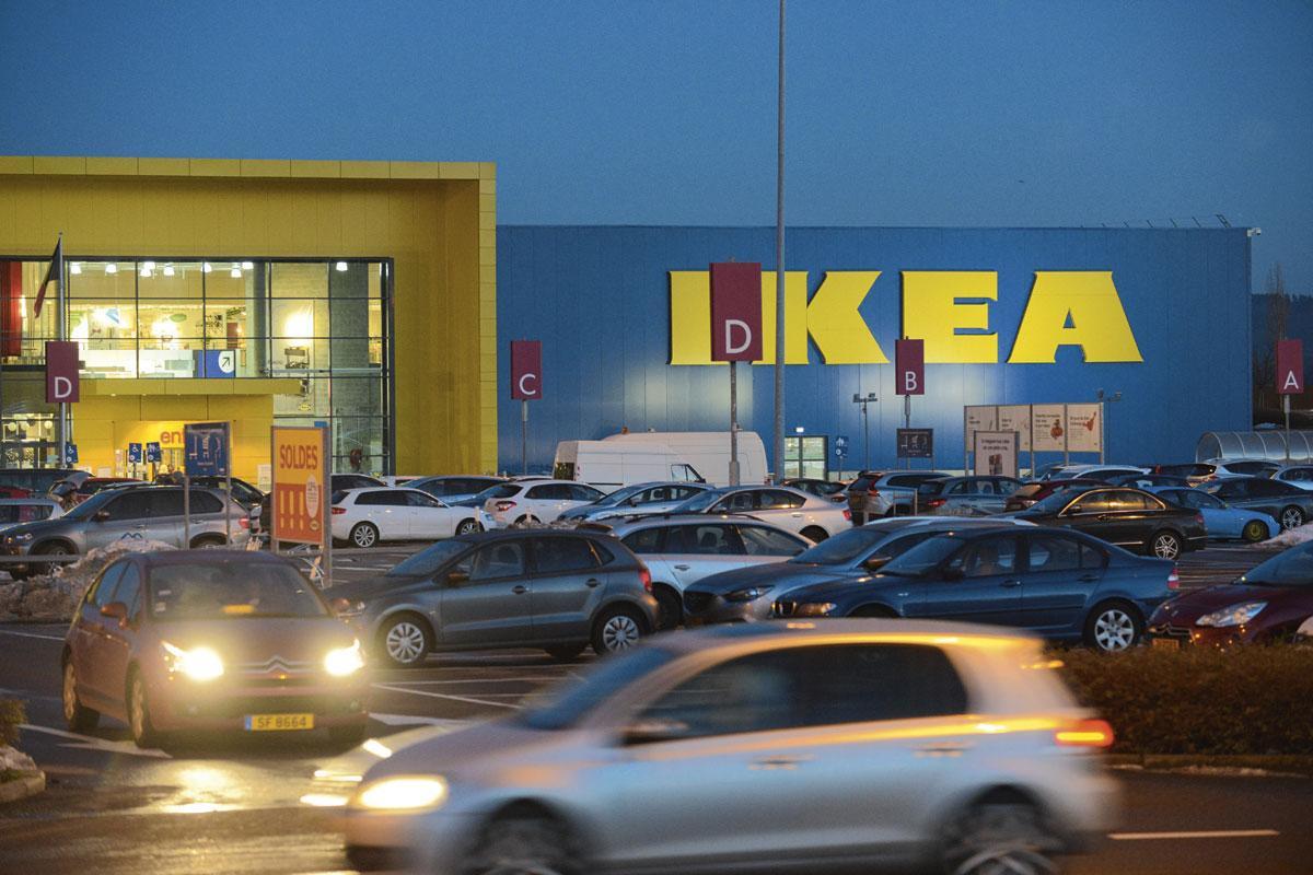 Un Ikea dans un champ de patates : un exemple-phare de l'exode commercial vers la périphérie.