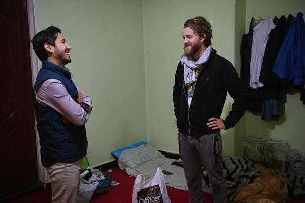  Naser Majidi, hôte afghan de 27 ans, face au touriste norvégien Jorn Bjorn Augestad, qu'il héberge 