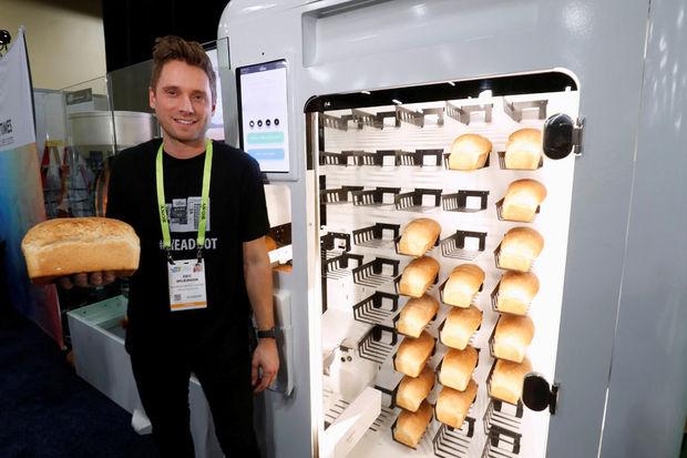Eric Wilkinson se tient aux côtés de Wilkinson Baking Company Breadbot, une boulangerie autonome et automatisée, au CES 2019 à Las Vegas, Nevada, États-Unis, le 6 janvier 2019