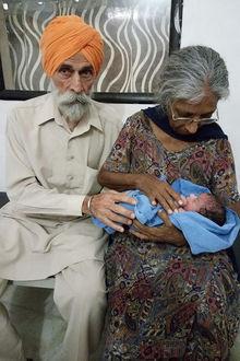 Daljinder Kaur, 70 ans, et son nouveau-né