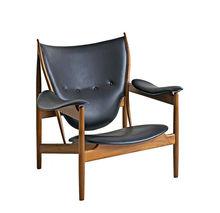 Réédition en cuir et noyer du fauteuil Chieftain, créé par le Danois Finn Juhl, en 1949.