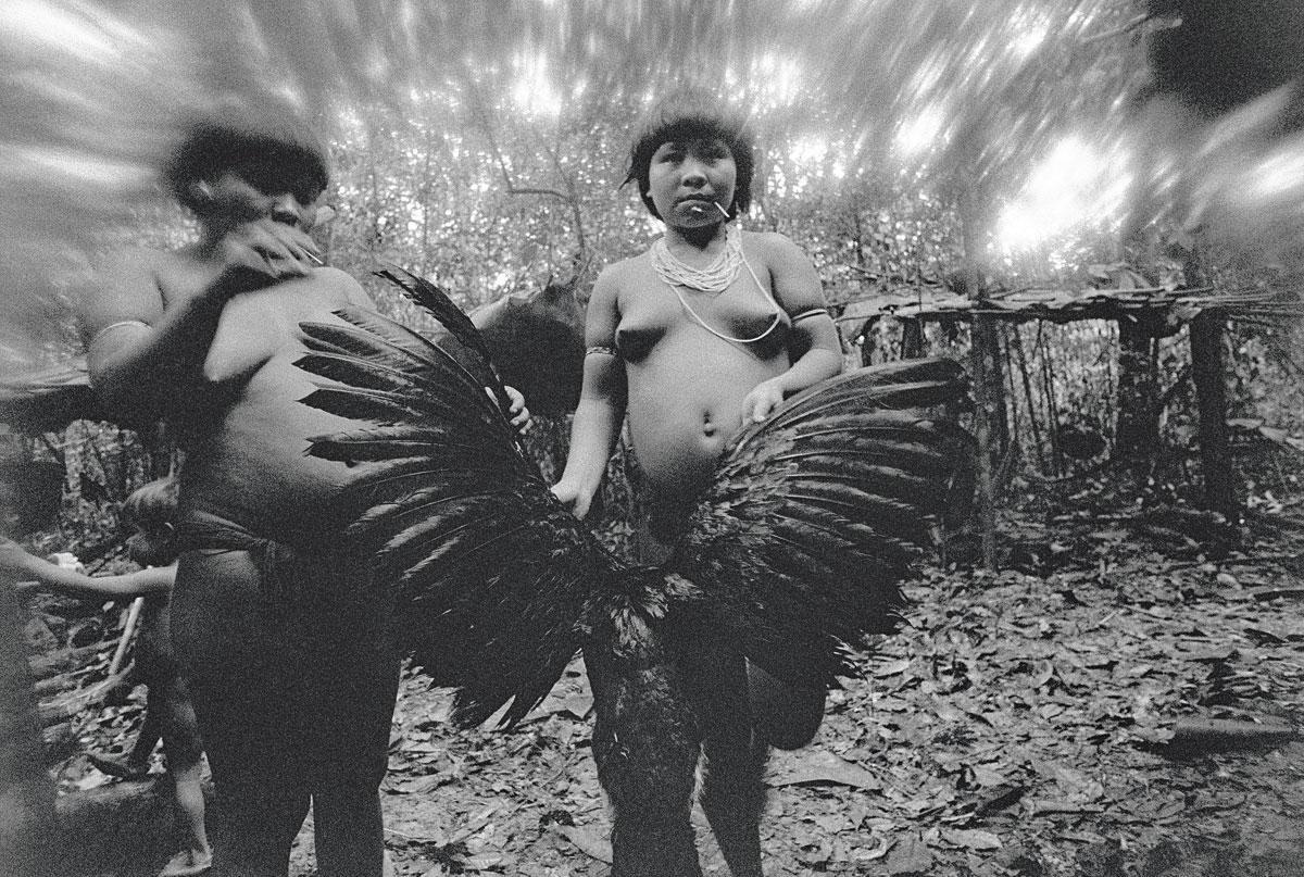 Ces deux jeunes femmes lavent un hocco, un oiseau endémique de la forêt tropicale, dont les plumes seront utilisées pour empenner des flèches.