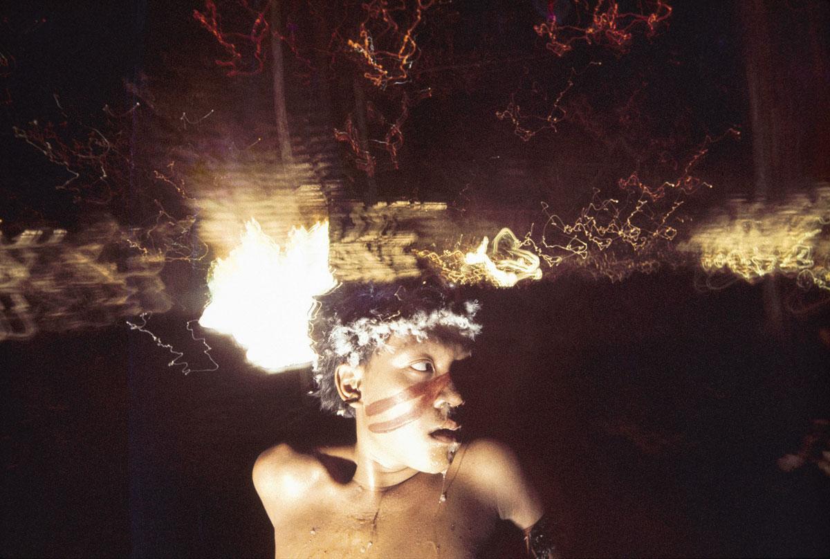 Claudia Andujar a photographié ce jeune homme, Antônio Korihana thëri, en proie aux effets de la poudre hallucinogène rituelle.