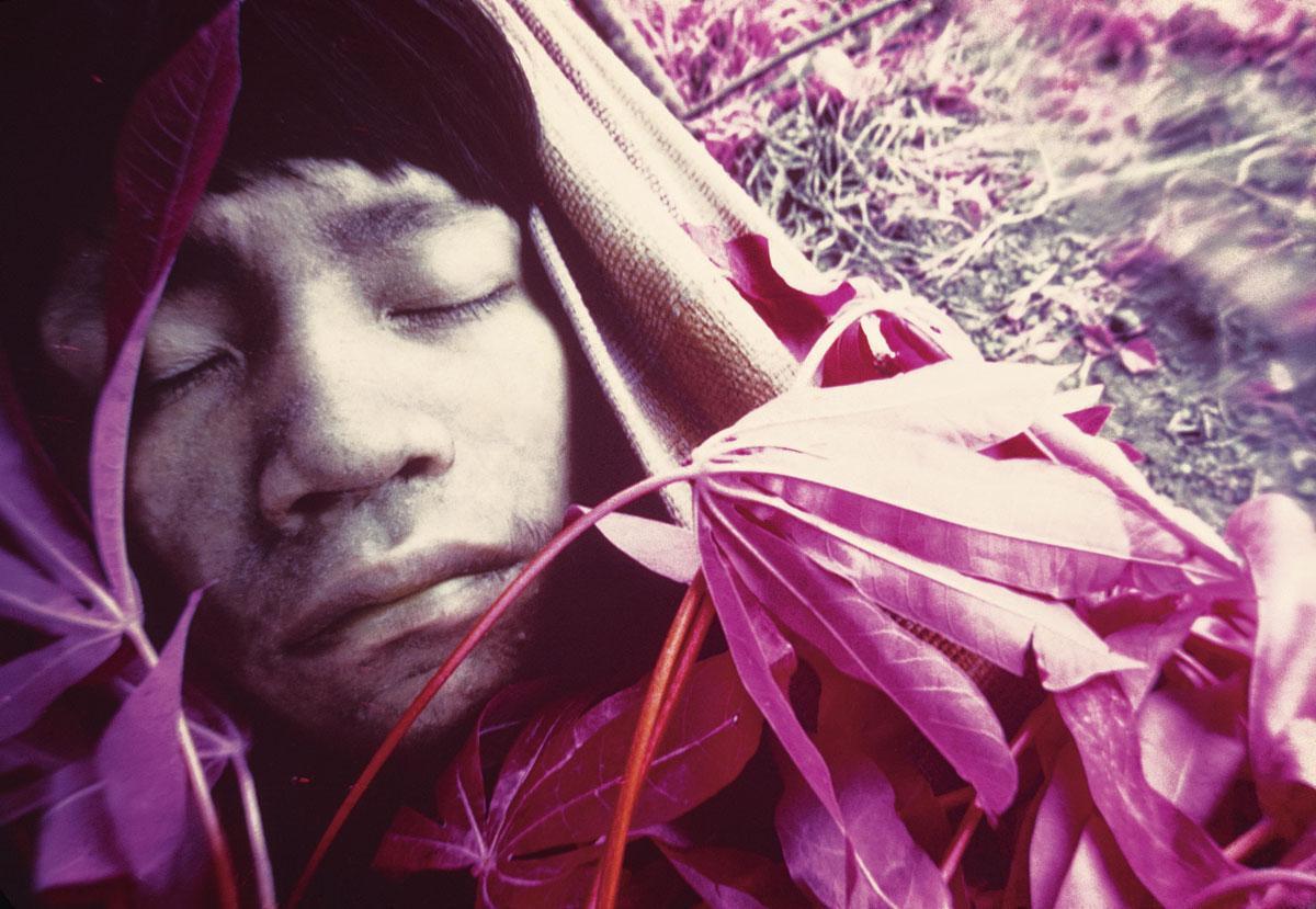 Drame dans la forêt tropicale : un Indien Yanomami, Wakatha ü thëri, est contaminé par la rougeole.