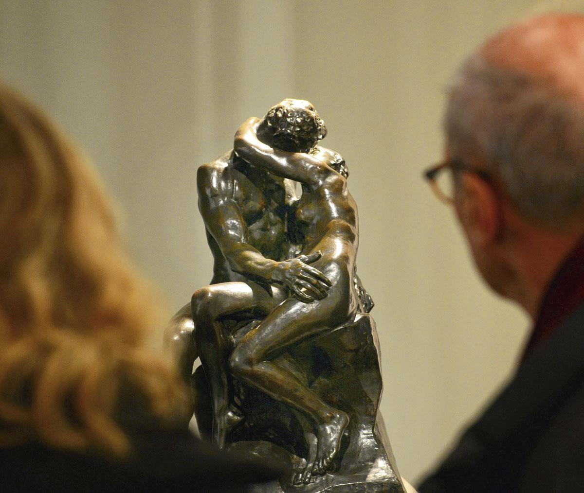 Le Baiser, de Rodin. En 1889, seuls les hommes pouvaient observer la sculpture, dissimulée derrière un rideau.