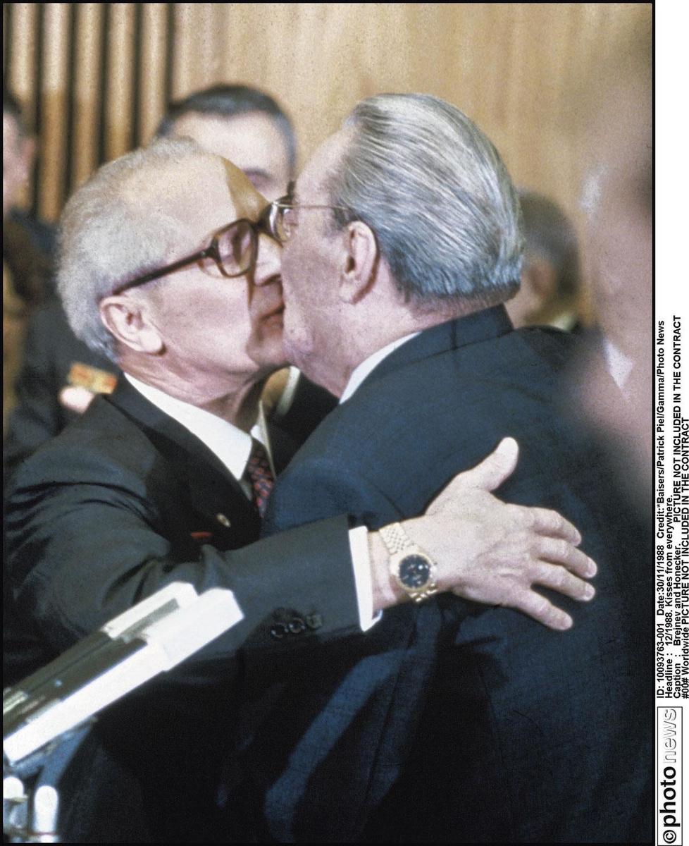 Baiser russe entre Brejnev et Honecker à Berlin, en 1979 : un osculum moderne. Il est interdit en Russie depuis 2012, victime des lois antigays.