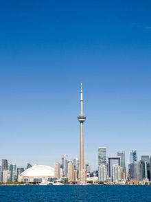 La CN Tower, érigée sur la rive du lac Ontario, est l'emblème de Toronto.