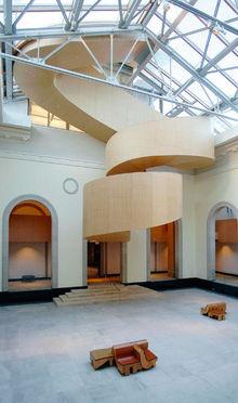 L'escalier sculptural de l'Art Gallery of Ontario (AGO), oeuvre de l'architecte Frank Gehry.