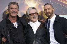 George Miller entouré des acteurs la saga Mad Max, Tom Hardy et Mel Gibson, en mai 2015