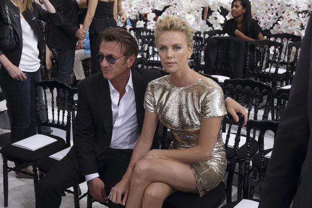 Charlize Theron et son compagnon Sean Penn, avant le défile haute couture de la maison Dior, le 7 juillet 2014 à Paris 