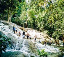 Les Dunn's River Falls donnent à des cohortes de touristes l'occasion d'imiter Sean Connery et Ursula Andress dans une fameuse scène de Dr No. Le glamour en moins...