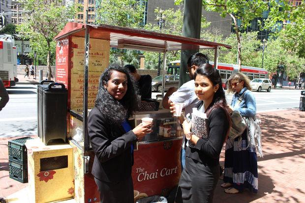 Jyothi Lakshmaiah et Nithya Krishnan adeptes de la pause chai, dans les rues de San Francisco 